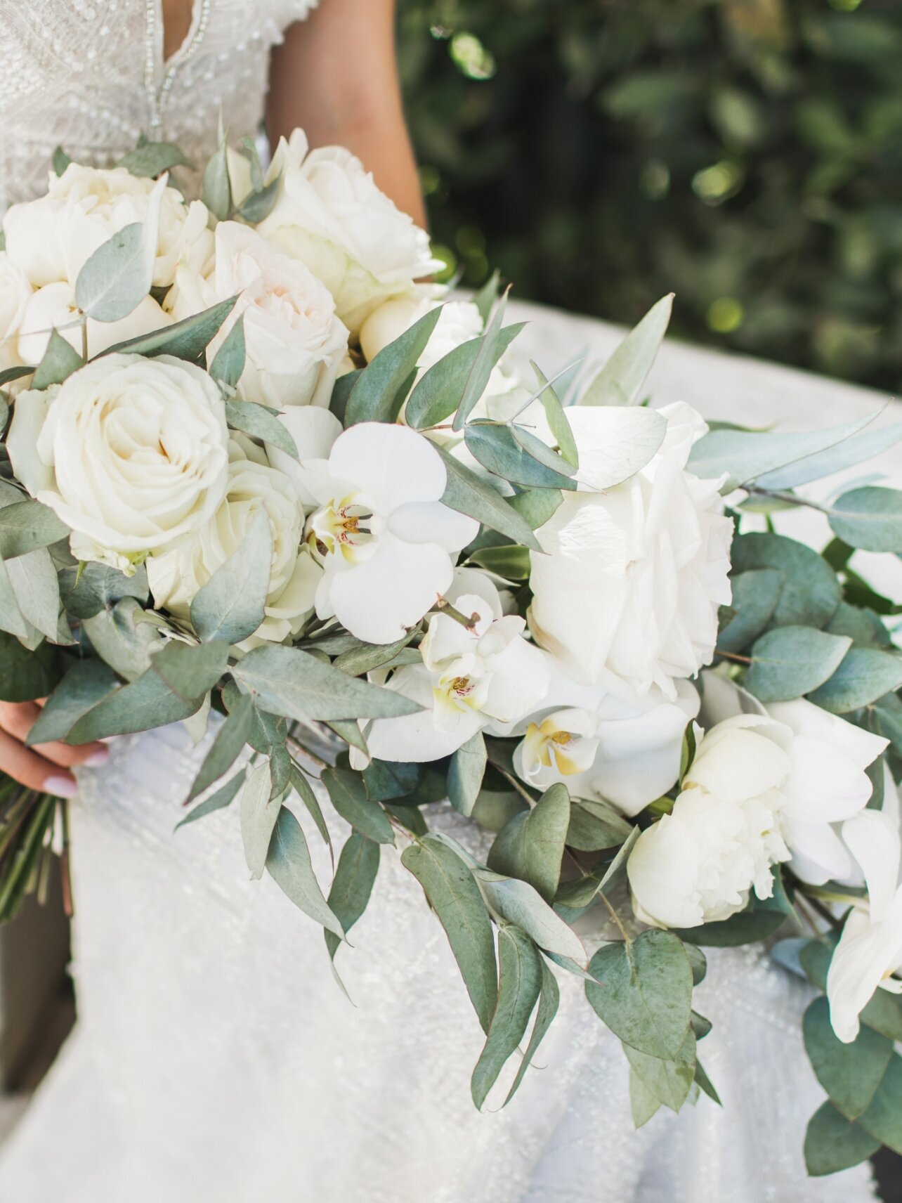 Blumen-Risse, Sortiment, Blumen, Floristik, Abfliessender Brautstrauss, Weiss, Gruen
