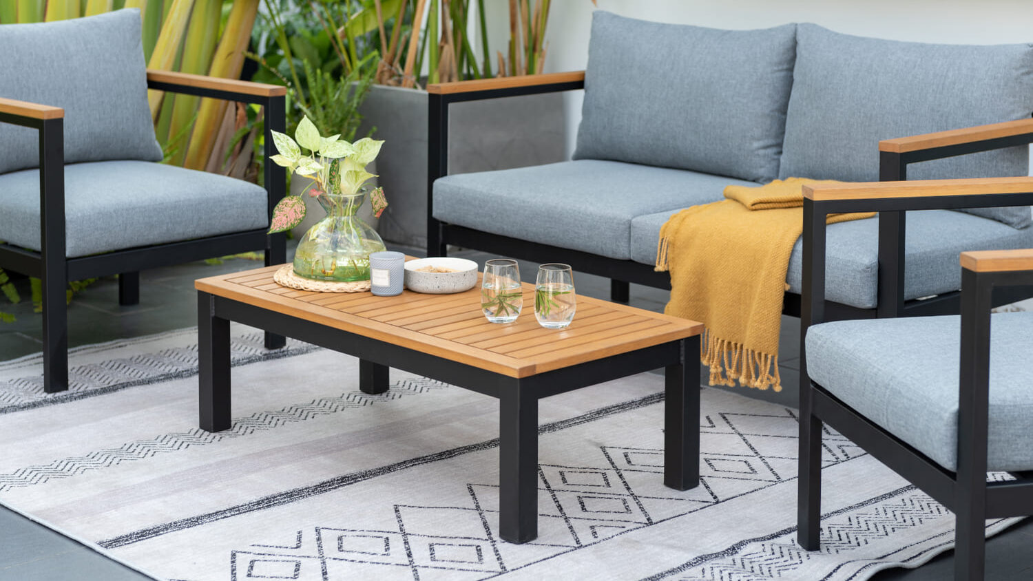 Blumen Risse, Markenwelt, Lifystyle Garden, Sitzgruppe, Sofa, Sessel, Schwarz, Armlehnen, Holz, Natur, Kissen, Grau, Tisch, Holzplatte, Teppich, Terrasse