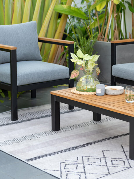 Blumen Risse, Markenwelt, Lifystyle Garden, Sitzgruppe, Sofa, Sessel, Schwarz, Armlehnen, Holz, Natur, Kissen, Grau, Tisch, Holzplatte, Teppich, Terrasse