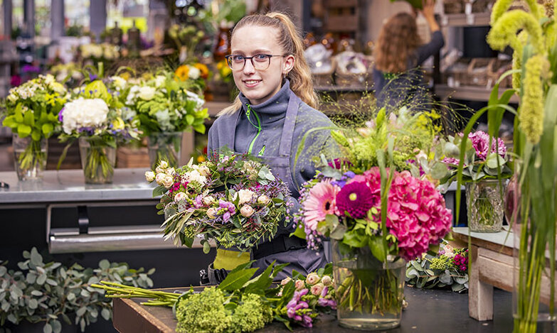 Blumen-Risse, Karriere, Ausbildung, Florist, Gruen, Grau, Rosa, Pink, Azubi, Blumen, Zimmerpflanzen, verkaufen, Pflegen, Beraten, binden, Arbeiten-bei-Blumen-Risse