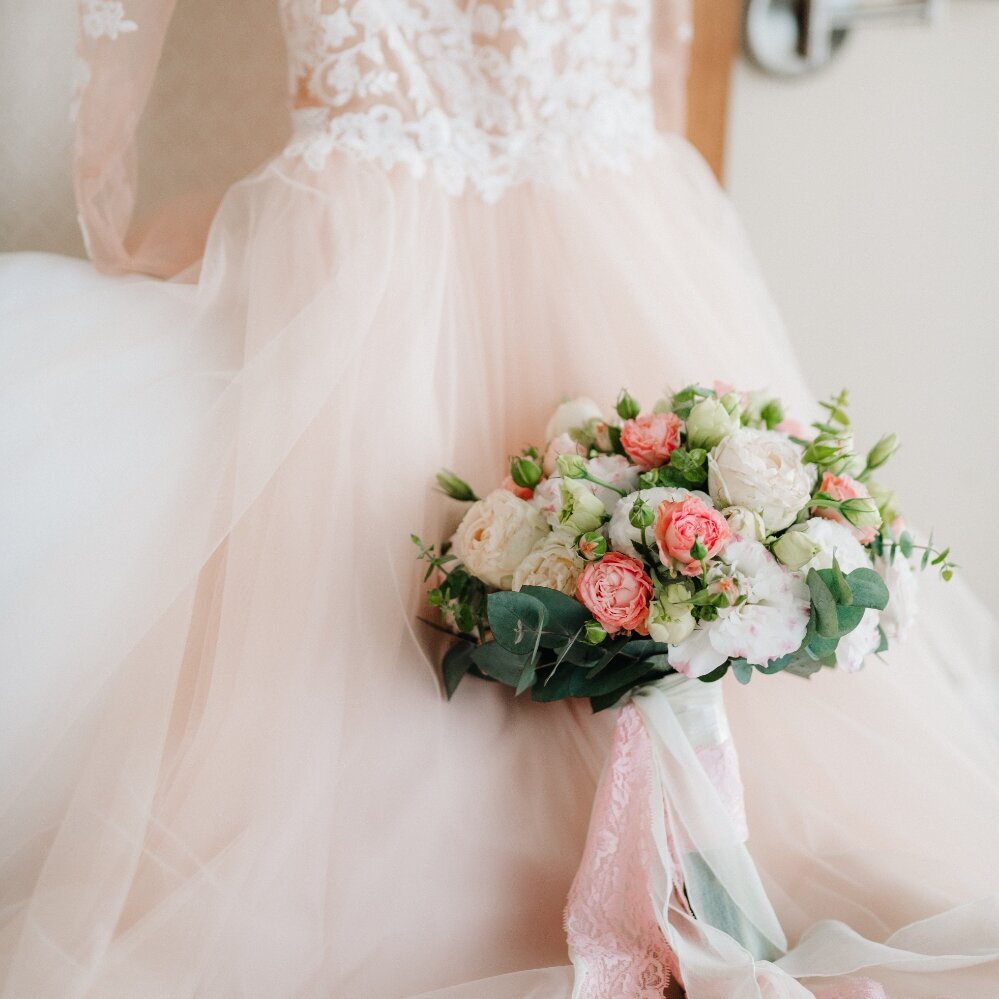 Blumen-Risse, Sortiment, Blumen, Floristik, Hochzeit, Kleid, Weiss, Rosa, Gruen, Blumenstrauss