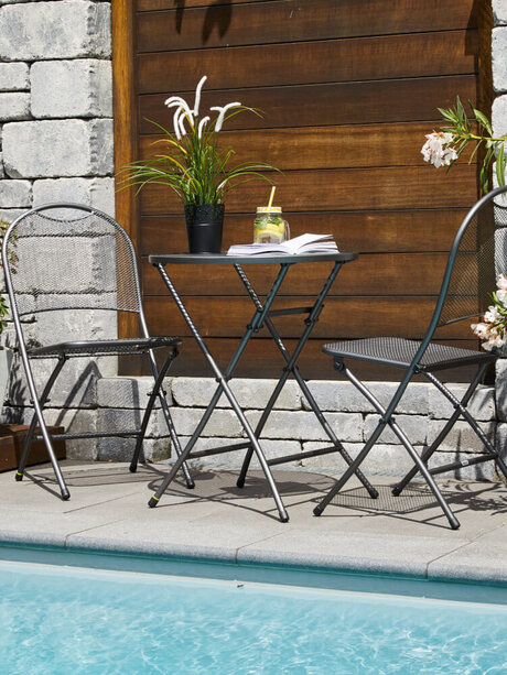 Blumen-Risse, Markenwelt, MWH, Header, Sitzgruppe, Balkonset, Klappstuehle, Klapptisch, Metall, Schwarz, Pool, Wasser, Hauswand, Ambiente