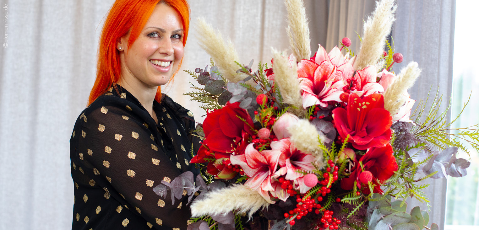 Frau-mit-orangenen-Haaren-haelt-festlichen-Amaryllisstrauß