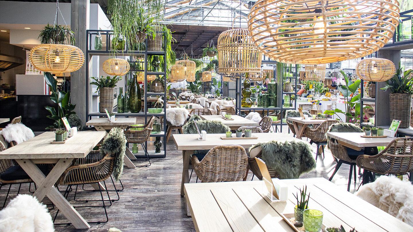 Blumen Risse, Gartencafe, Dort&shy;mund-Sölde, Cafe, Gastraum, Modern, Übersicht, Tische, Holztische, Hell