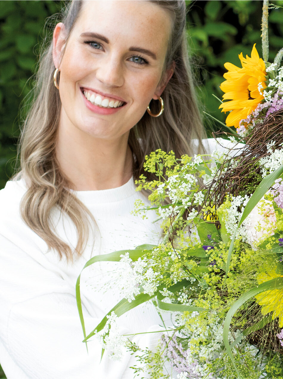 Blumen-Risse, Vor-Ort-News, Bluetenzauber-von-deutschen-Gaertnern_deutsche-Gaertnerware, Frau-mit-grossem-Sommerblumenstrauss, Schnittblumen, Floristik