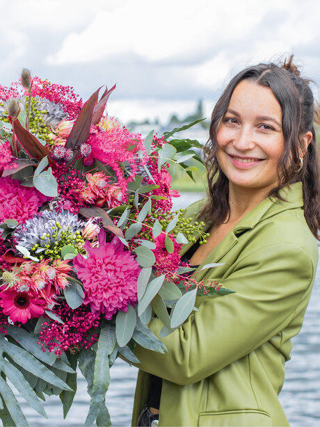 Blumen-Risse, Aktuelles, Herbstfloristik, Pink, Grey, Der-Herbst-im-Farbenrausch, Frau-healt-grossen-Herbststrauss-vor-Phonixsee