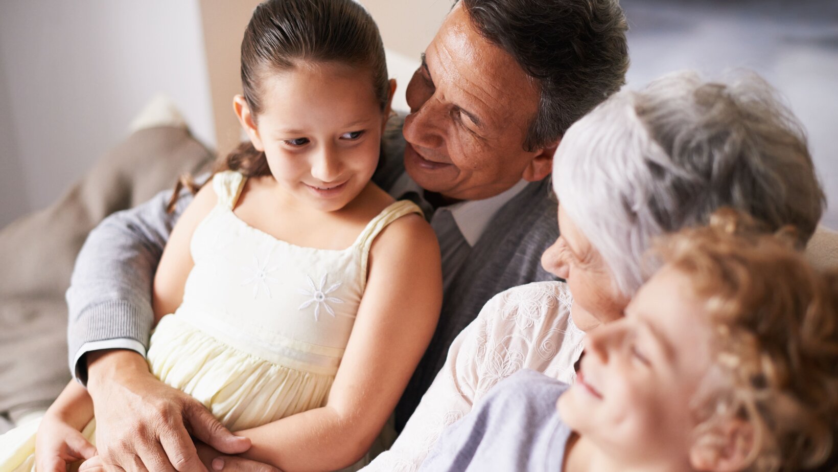Blumen Risse, Saison, Großelterntag, Oma, Opa, Enkel, Enkelin, Sofa, Lachen, Freude, Liebe