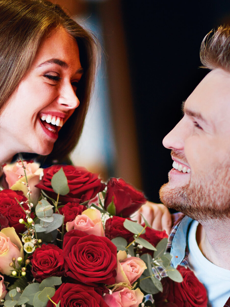 Blumen-Risse, Valentin, Valentinstag-am-14.-Februar, glueckliches-verliebtes-Paerchen-mit-Rosenstrauss