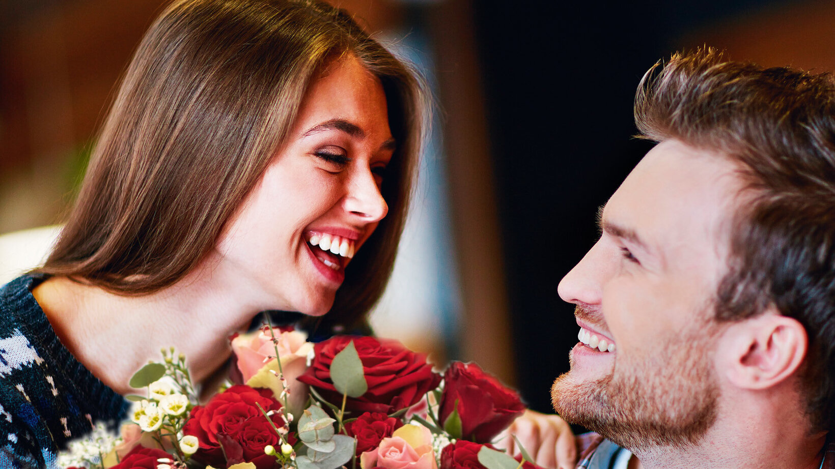 Blumen-Risse, Valentin, Valentinstag-am-14.-Februar, glueckliches-verliebtes-Paerchen-mit-Rosenstrauss