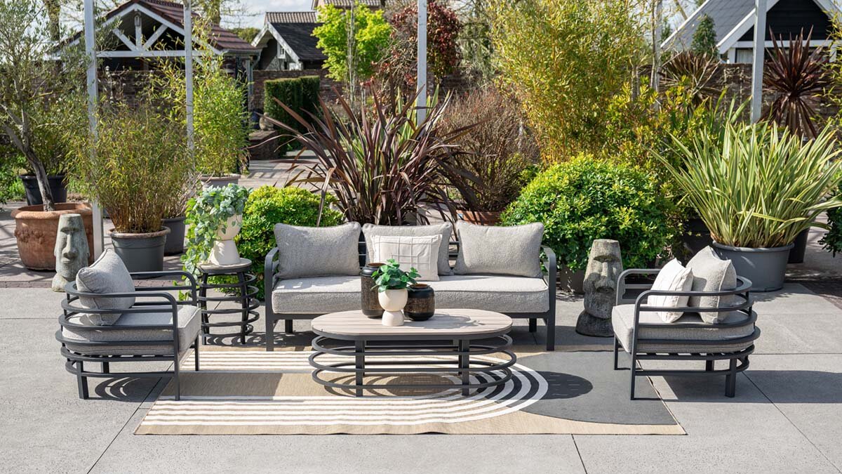 Blumen Risse, Markenwelt, Sitzgruppe, Terrasse, Sofa, Sessel, Schwarz, Kissen, Grau, Pflanzen, Sommer, Sonne, Gemütlichkeit