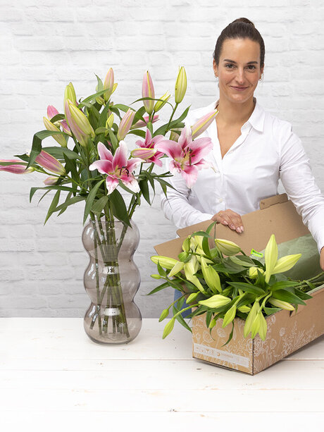 Blumen-Risse, Blumen, Schnittblumen, Lilien, junge-Frau-mit-rosafarbenen-Lilien-in-Vase-und-weissen-in-Blumenbox