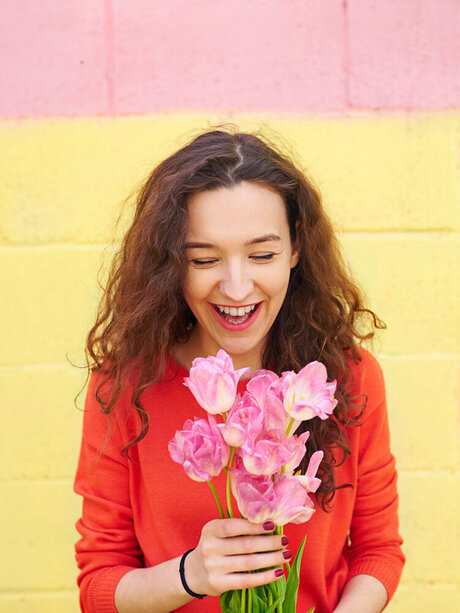 Blumen-Risse, Blumen, Schnittblumen, Gelb, Rosa, Rot, Gruen, glueckliche-Frau-haelt-Tulpenbund-fest