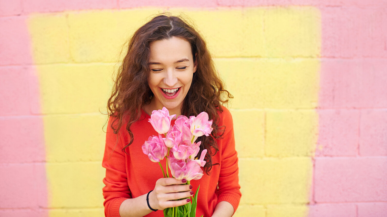 Blumen-Risse, Blumen, Schnittblumen, Gelb, Rosa, Rot, Gruen, glueckliche-Frau-haelt-Tulpenbund-fest