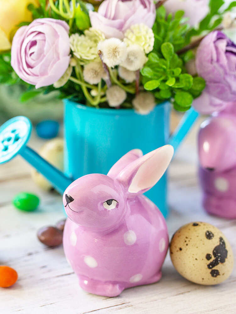 Blumen-Risse, Ostern, Fruehling, Lila, Blau, Gelb, Gruen, Dekorierter-Ostertisch-mit-gefaerbten-Eiern-Keramikhasen-und-Blumenstrauss