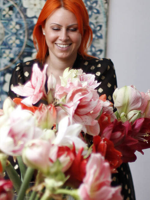 Blumen-Risse, Sortiment, Blumen, Saison, Rot, Rose, Weiss, Orange, Schwarz, Amaryllis, Vase, Tisch, Person