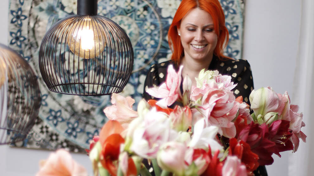 Blumen-Risse, Sortiment, Blumen, Saison, Rot, Rose, Weiss, Orange, Schwarz, Amaryllis, Vase, Tisch, Person