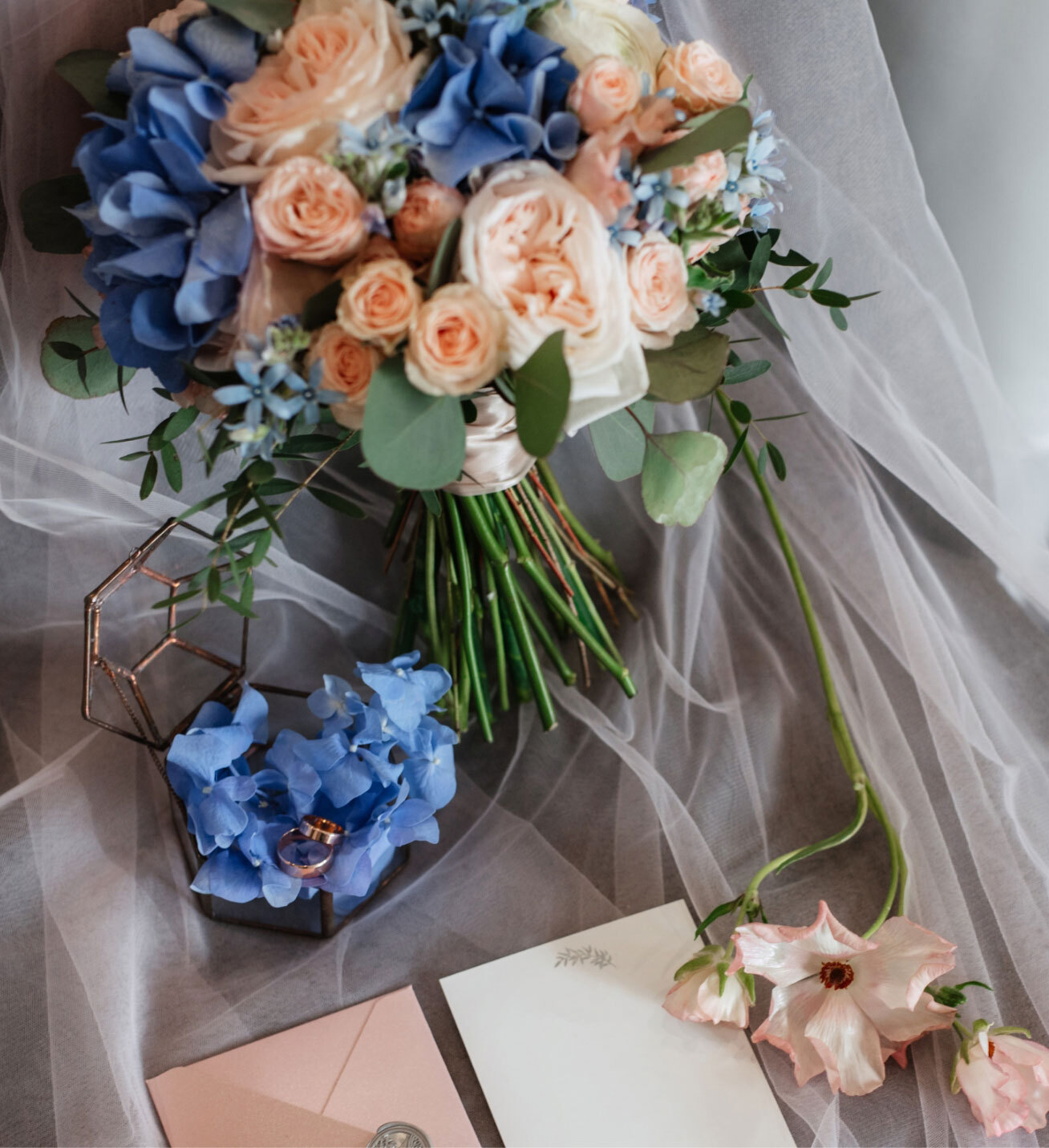 Blumen-Risse, Sortiment, Blumen, Floristik, Hochzeit, Blau, Rose, Weiss, Gruen, Grau