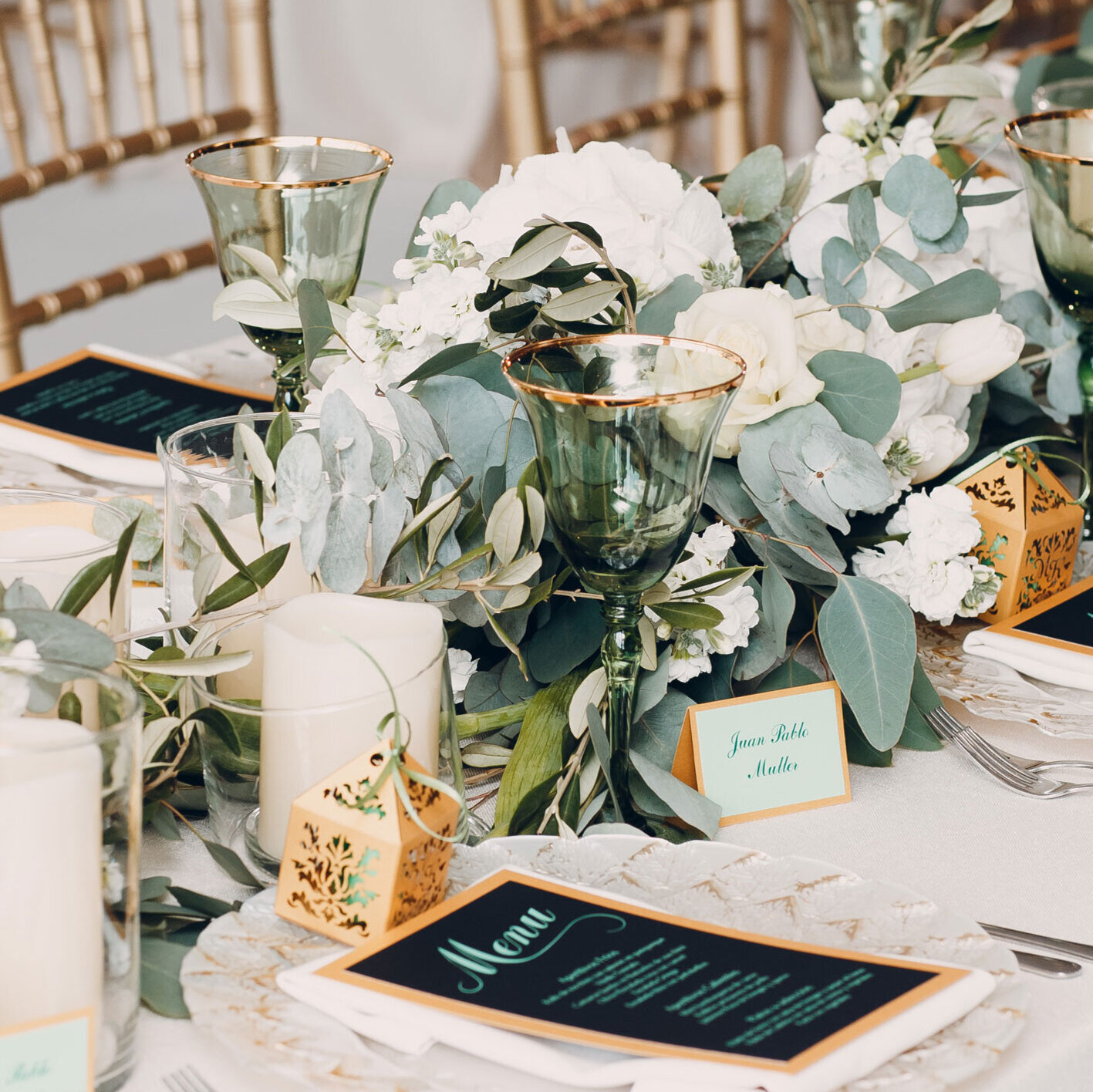 Blumen-Risse, Sortiment, Blumen, Floristik, Hochzeit, Weiss, Gruen, Tischgesteck, Raumdekoration