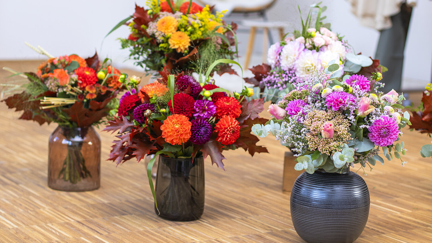 Blumen-Risse, Blumen, Blumenversand, Herbst, mehrere-Blumenstraeusse-in-Herbsttoenen-in-Vasen