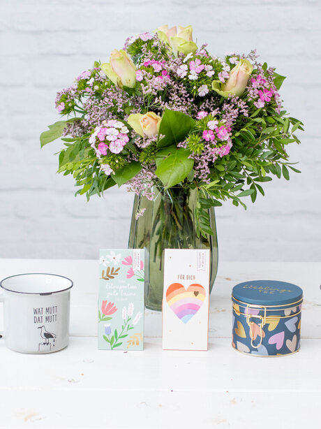 Blumen-Risse, Geschenkset, Blumenstrauß, Rosen, Bartnelken, Rosa, Grün, Tassen, Fruchtgummi, Teedose, Reihe, Tisch, Weiß