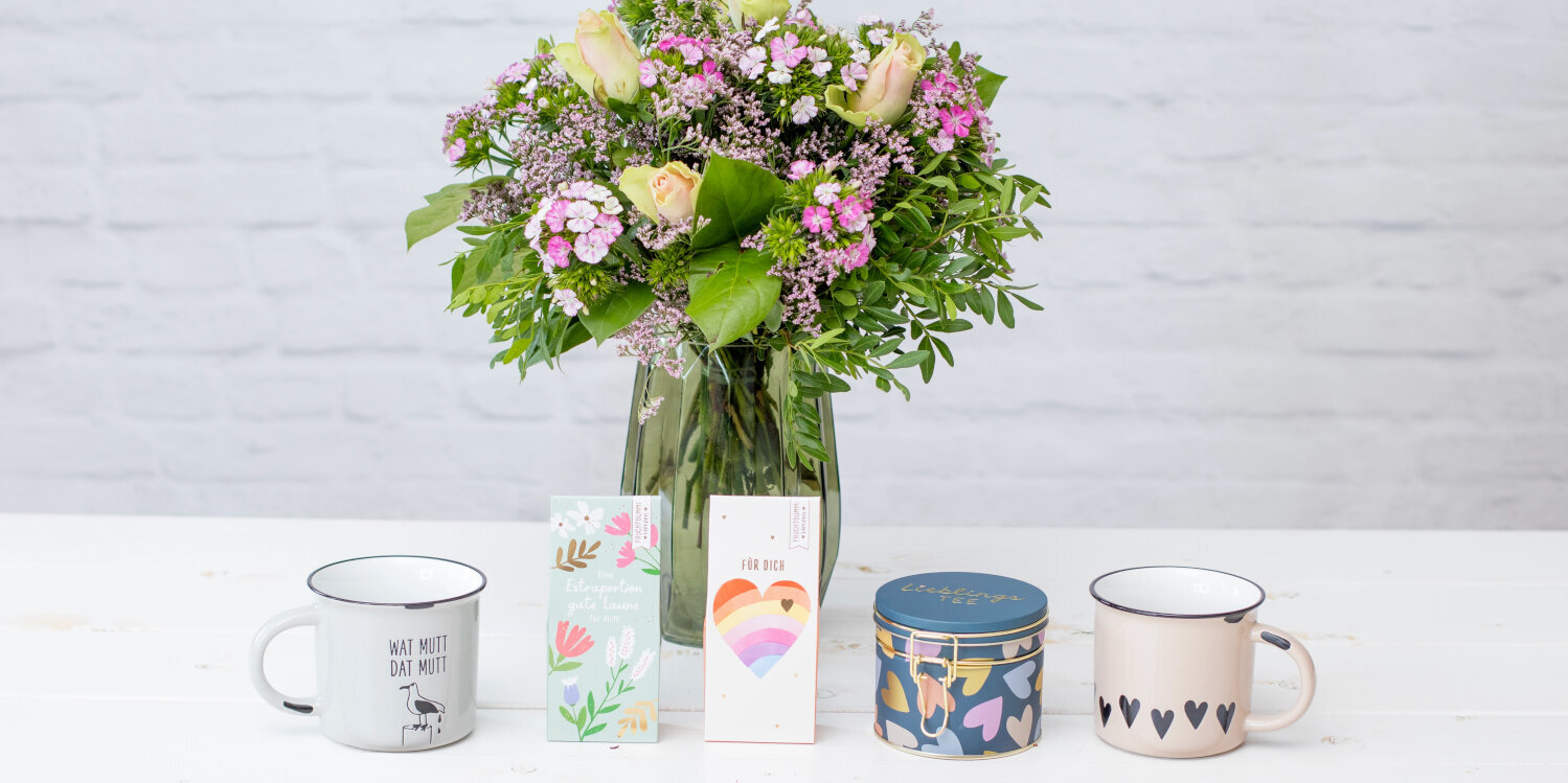 Blumen-Risse, Geschenkset, Blumenstrauß, Rosen, Bartnelken, Rosa, Grün, Tassen, Fruchtgummi, Teedose, Reihe, Tisch, Weiß