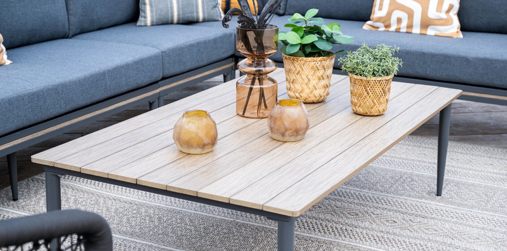 Blumen Risse, Sortiment, Gartenmöbel, Tische, Loungetisch, Gartenlounge, Terrasse, Pflanzen in Gefäß, Windlichter, Outdoorteppich