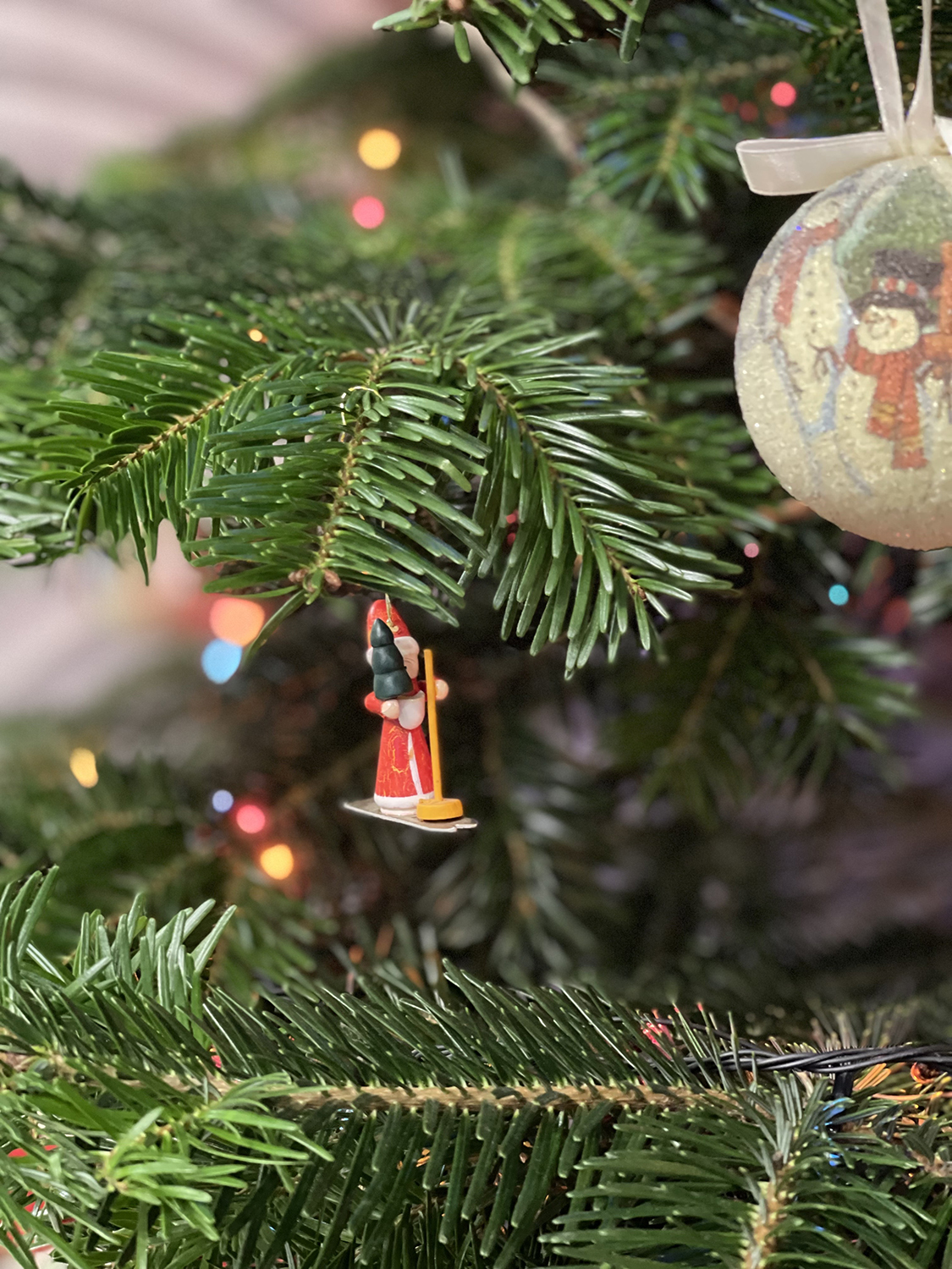 Blumen-Risse, Ratgeber, Winter, der-Weihnachtbaum, Gruen, Beige, Weiss, Rot, Blau, geschmeuckter-Weihnachtsbaum-mit-bunten-lichtern-und-Holzfigur