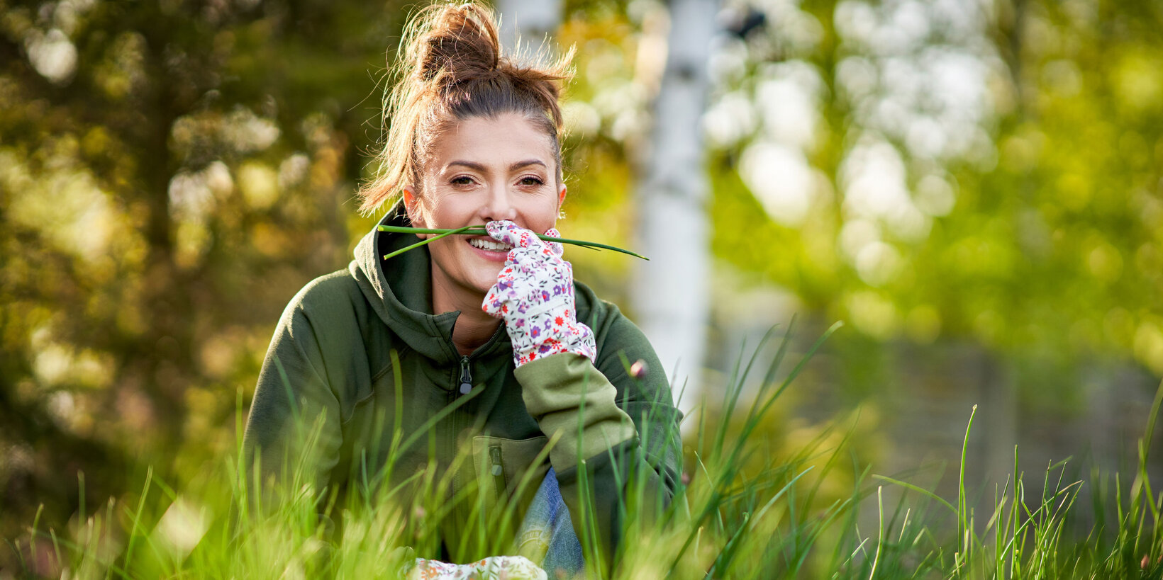 Blumen Risse, Sortiment, Garten, Rasen, Gruen, Gelb, Braun, Weiss, Frau, Garten, Rasen, knieend, lachend