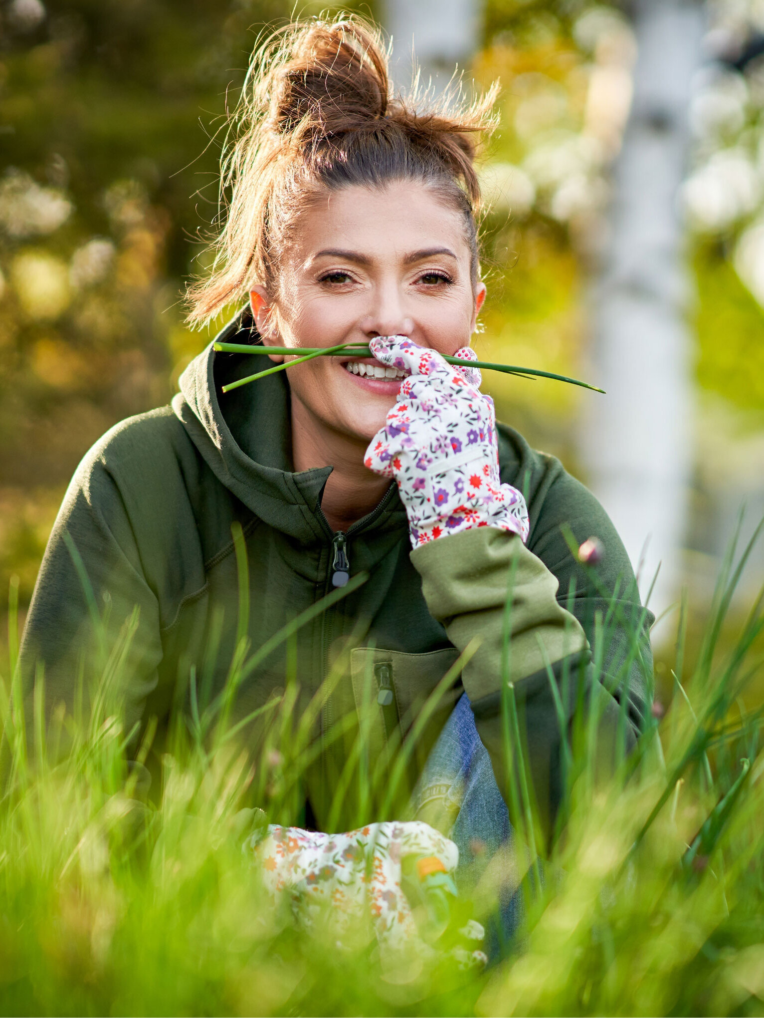 Blumen Risse, Sortiment, Garten, Rasen, Gruen, Gelb, Braun, Weiss, Frau, Garten, Rasen, knieend, lachend