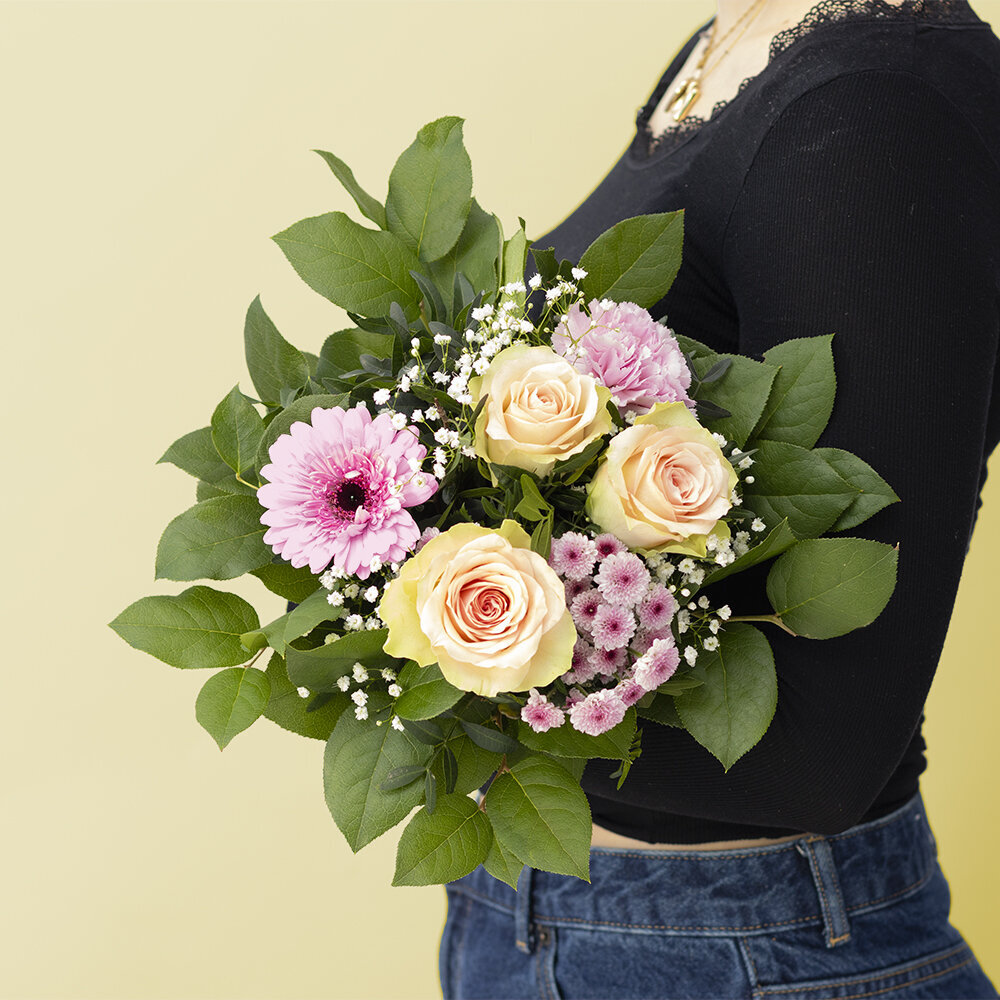 Blumen-Risse, Strauss-der-Woche-KW17, Lachs, Rosa, Orange, Frau-hält-Blumenstrauß