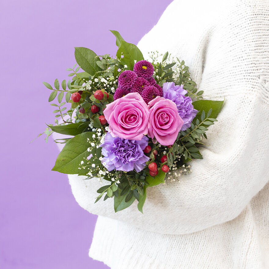Blumen-Risse, Strauss-der-Woche-KW46, Lila, Pink, Frau-mit-weissem-Wollpullover-haelt-Blumenstrauss