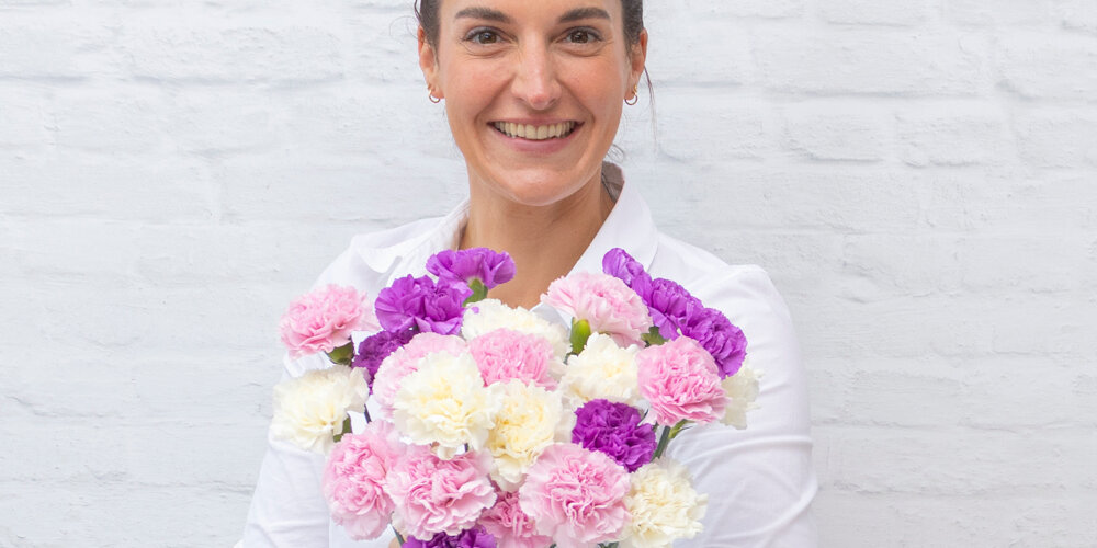 Blumen-Risse, Sortiment, Saison, Schnittblumen, Nelken, Frau, Vase, Bunte Nelken, Lachen, Freude, Glück, Blütenpracht