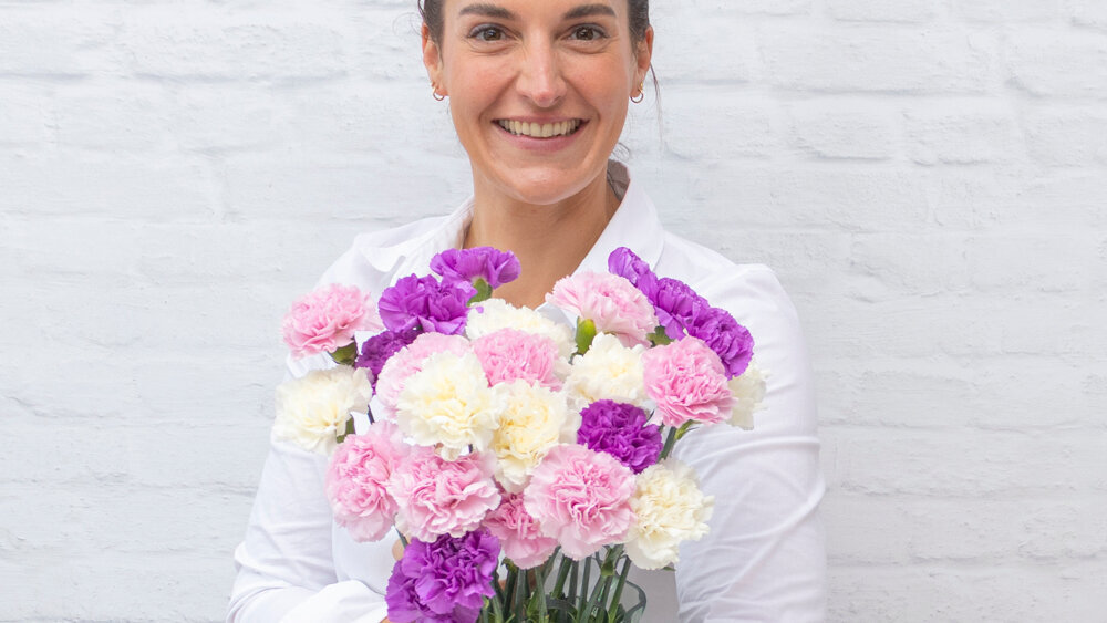 Blumen-Risse, Sortiment, Saison, Schnittblumen, Nelken, Frau, Vase, Bunte Nelken, Lachen, Freude, Glück, Blütenpracht