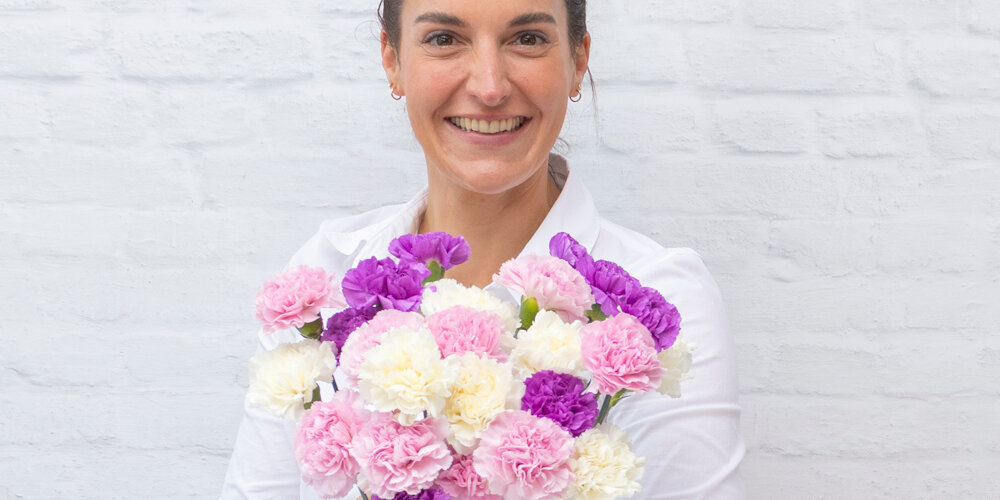 Blumen-Risse, Sortiment, Saison, Schnittblumen, Nelken, Frau, Vase, Bunte Nelken, Lachen, Freude, Glück, Blütenpracht