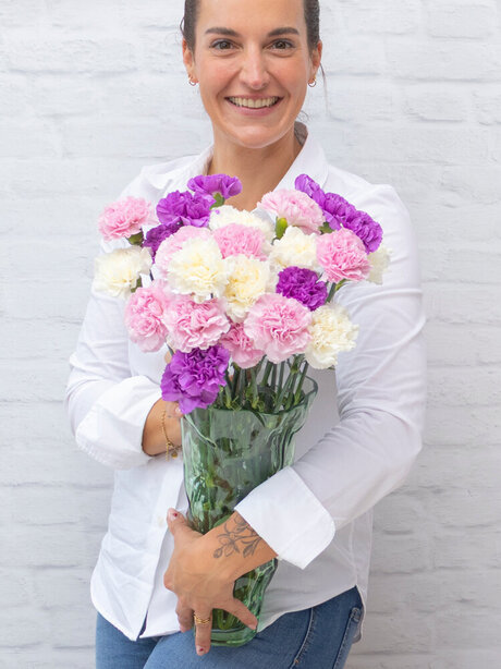 Blumen-Risse, Sortiment, Saison, Schnittblumen, Nelken, Frau, Vase, Bunte Nelken, Lachen, Freude, Glück, Blütenpracht