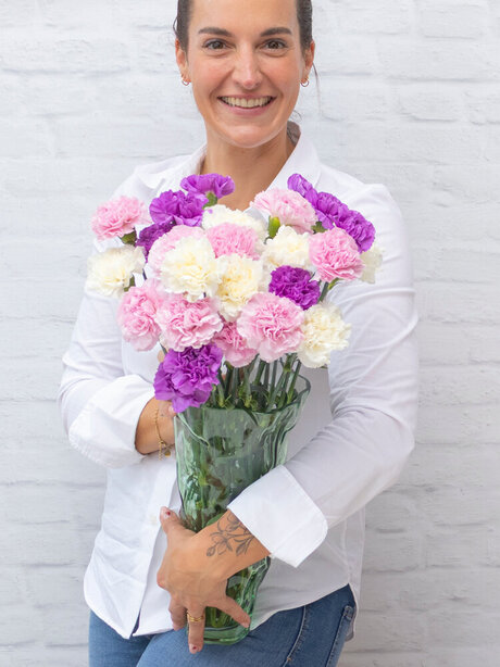 Blumen-Risse, Sortiment, Saison, Schnittblumen, Nelken, Frau, Vase, Bunte Nelken, Lachen, Freude, Glück, Blütenpracht