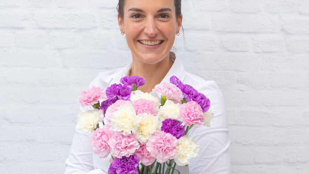 Blumen-Risse, Sortiment, Saison, Schnittblumen, Nelken, Frau, Vase, Bunte Nelken, Lachen, Freude, Glück, Blütenpracht