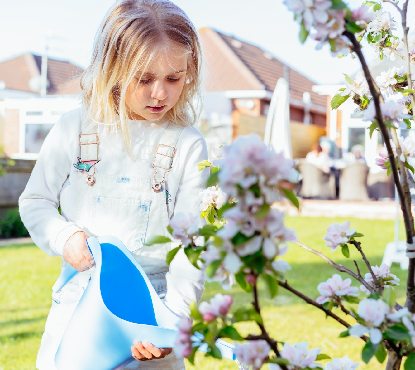 Blumen-Risse, Ratgeber, Obstgarten, Kind, Giesskanne