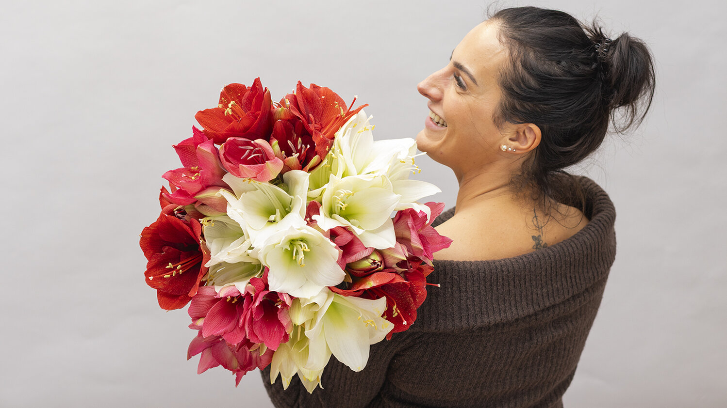 Blumen-Risse, Blumen, Schnittblumen, Weiß, Rot, Rosa, Frau-traegt-Amaryllis-ueber-linker-Schulter