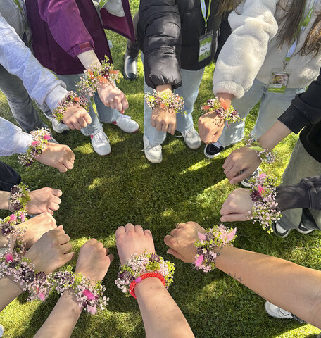 Blumen-Risse, Girls-Day, Jugendliche-stehen-im-Kreis-mit-Blumenarmband