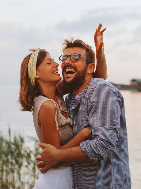 Blumen Risse, Saison, Liebe und Romantik, Mann, Frau, Paar, Seeufer, Tanzt, Lacht, Freude, Licherkette, Dämmerung