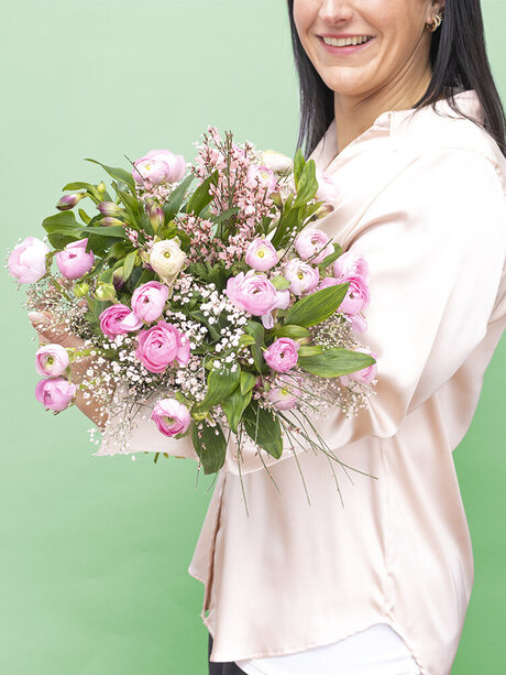 Blumen-Risse, Blumen, Blumen-nach-Farben, Rosa, Frau-haelt-rosafarbenen-Blumenstrauss-im-Arm