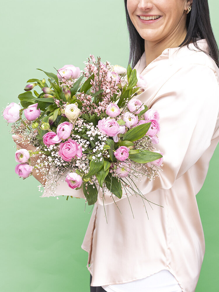 Blumen-Risse, Blumen, Blumen-nach-Farben, Rosa, Frau-haelt-rosafarbenen-Blumenstrauss-im-Arm