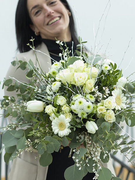 Blumen-Risse, Schnittblumen, Weiss, Weiss, Gruen, Frau-haelt-Blumenstrauss, Tulpen, Rosen, Gerbera, Chrysanthemen, Eukalyptus