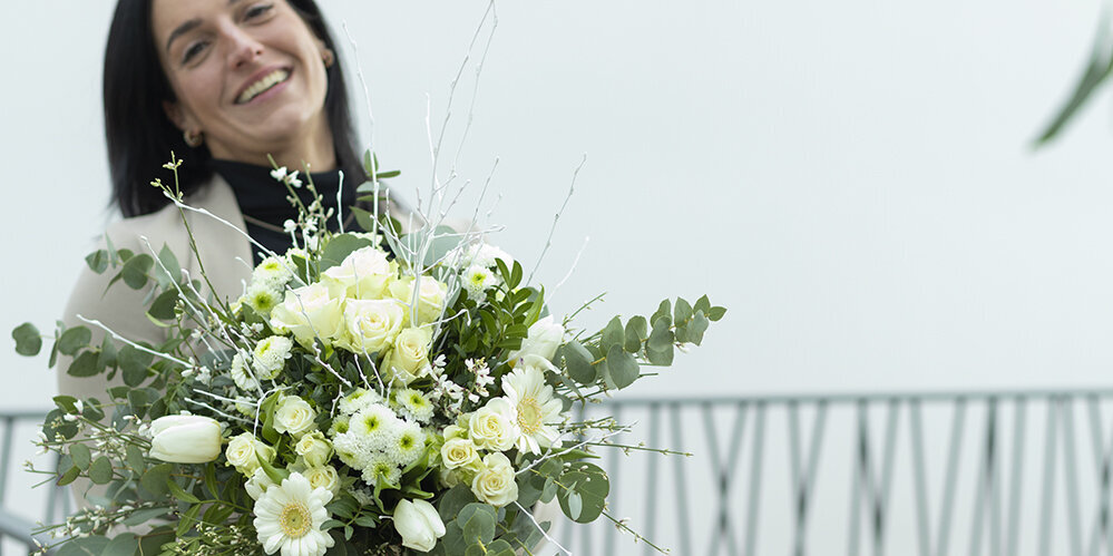 Blumen-Risse, Schnittblumen, Weiss, Weiss, Gruen, Frau-haelt-Blumenstrauss, Tulpen, Rosen, Gerbera, Chrysanthemen, Eukalyptus