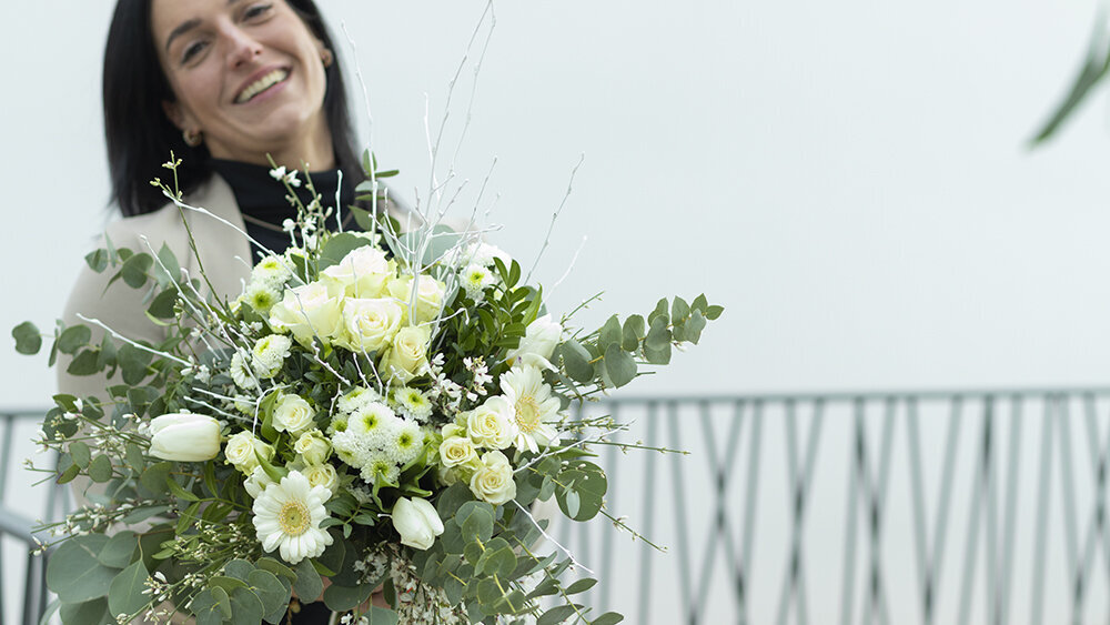 Blumen-Risse, Schnittblumen, Weiss, Weiss, Gruen, Frau-haelt-Blumenstrauss, Tulpen, Rosen, Gerbera, Chrysanthemen, Eukalyptus