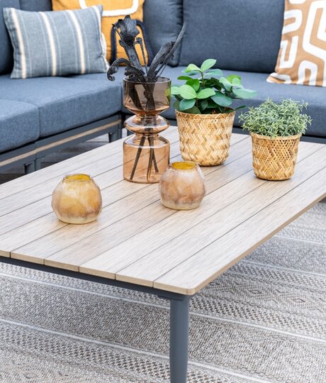 Blumen Risse, Sortiment, Gartenmöbel, Tische, Loungetisch, Gartenlounge, Terrasse, Pflanzen in Gefäß, Windlichter, Outdoorteppich, Kissen