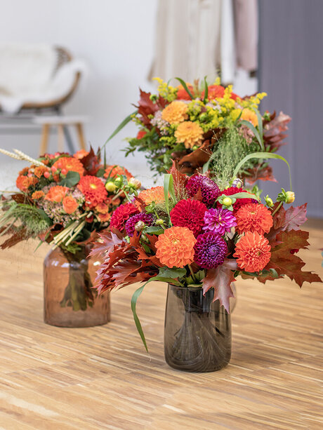 Blumen-Risse, Blumen, Blumenversand, Herbst, drei-Blumenstraeusse-in-farbigen-Glasvasen