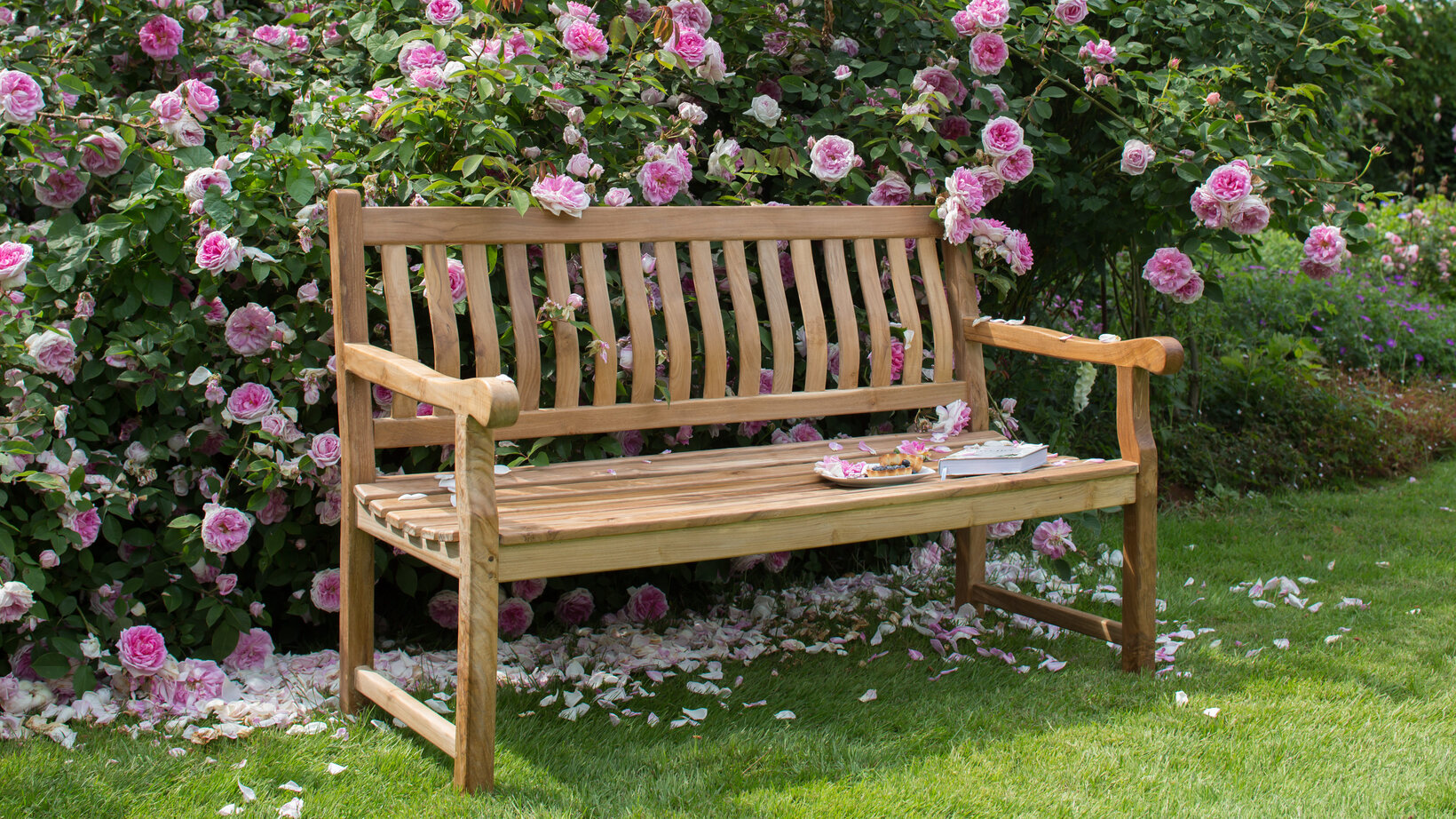 blumen-risse., ratgeber, ganzjaehrige-themen, gartenmoebel-pflege, Holzbank-steht-in-Garten