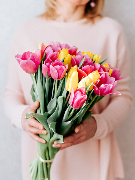 Blumen-Risse, Blumenversand, Fruehlingstrauss_Frau-haelt-Tulpen